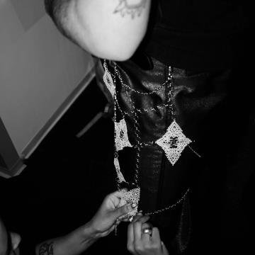 Detajl čipke na oblačilu